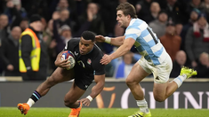 Los Pumas jugaron un sólido segundo tiempo ante Inglaterra pero las imprecisiones del primero los condenaron. Los Pumas jugaron un sólido segundo tiempo ante Inglaterra pero las imprecisiones del primero los condenaron.