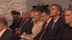 Javier Milei está sentado junto a Karina Milei. Javier Milei está sentado junto a Karina Milei.