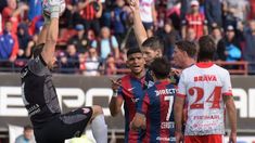 La patada de Carranza a Gattoni que terminó en penal y tarjeta roja. La patada de Carranza a Gattoni que terminó en penal y tarjeta roja.