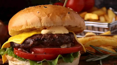 El local de comidas se disculpó por la banalización del Holocausto y eliminó los nombres del menú. El local de comidas se disculpó por la banalización del Holocausto y eliminó los nombres del menú.