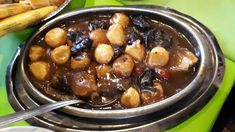 El bodegón barato cerca de Buenos Aires ambientado en los 80. El bodegón barato cerca de Buenos Aires ambientado en los 80.