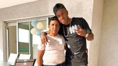 El futbolista junto a su madre. El futbolista junto a su madre.