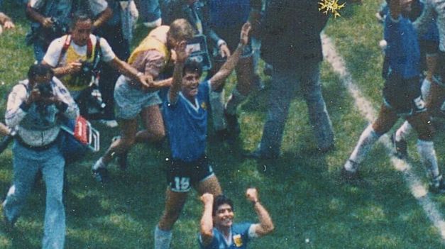 Maradona y la extraña sombra del estadio Azteca proyectada en el círculo central.