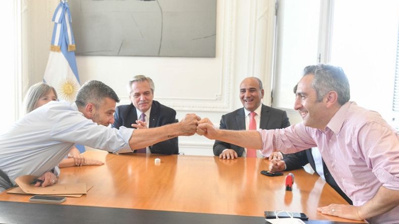 Fernández junto a funcionarios nacionales y bonaerenses en la Casa Rosada.