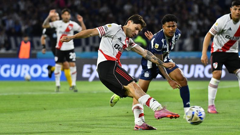 El momento exacto que Montiel mete el derechazo, que se meterá en el arco de Herrera.