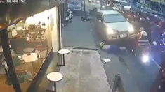 Un auto fuera de control chocó 14 motos y otro vehículo. Un auto fuera de control chocó 14 motos y otro vehículo.