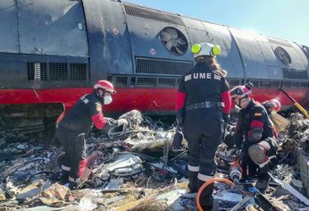 Equipos de emergencia, en el lugar donde chocaron los tres Ave e Iryo.