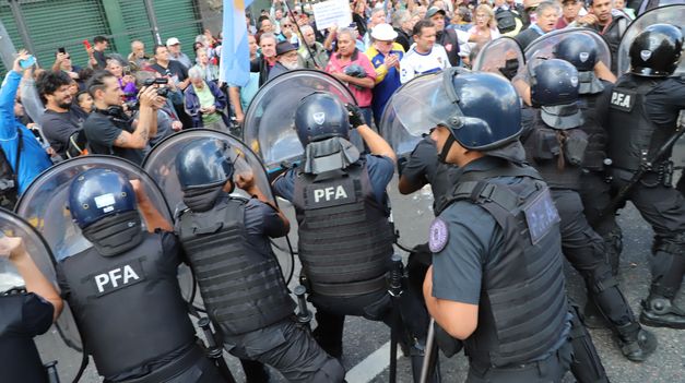 La Policía reprimiendo en una de las marchas de jubilados.