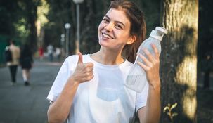 Beber agua fresca en pequeñas cantidades permite al cuerpo asimilar los líquidos de manera más eficiente. Beber agua fresca en pequeñas cantidades permite al cuerpo asimilar los líquidos de manera más eficiente.