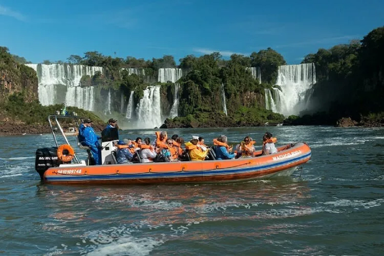 El bote pertenece a la empresa Macuco Safari.