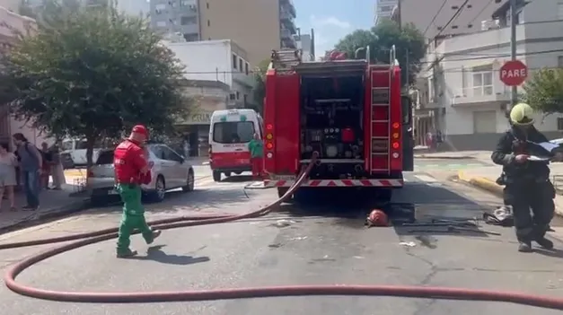 Incendio en Parque Chacabuco: tres hombres asistidos por inhalación de humo