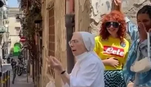 Una monja se escandalizó al ver un beso entre dos mujeres.&nbsp;