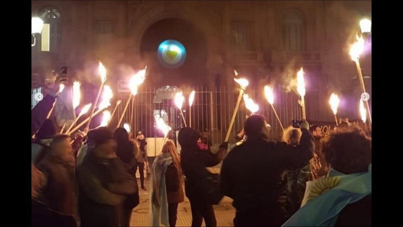 La marcha de las antorchas de Revolución Federal.