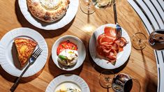 El restaurante ofrece ambientes rodeados por especies vegetales y sectores al aire libre. El restaurante ofrece ambientes rodeados por especies vegetales y sectores al aire libre.