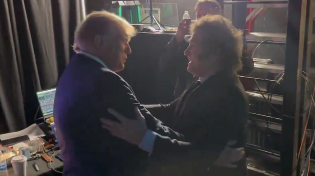 Donald Trump y Javier Milei se saludaron en un mitin de ultraderecha en Estados Unidos.