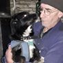 Guillermo Toth con una de sus mascotas rescatadas de la calle. Guillermo Toth con una de sus mascotas rescatadas de la calle.