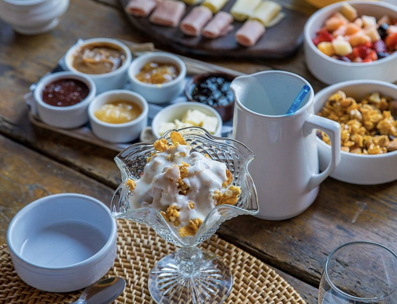 Los desayunos incluyen pan casero, mermeladas y miel de producción propia, granola casera, jugo natural de naranja, ensalada de frutas y yogurt natural casero.