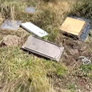 Las placas conmemorativas argentinas, arrojadas detrás de la cruz del Cementerio de Darwin en las Islas Malvinas.