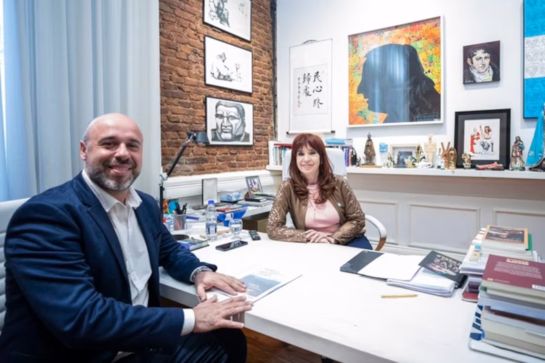 Cristina Kirchner junto a Martín Ascúa en el Instituto Patria. 