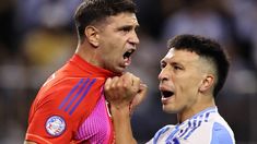 Dibu Martínez festeja con Lisandro Martínez. Dibu Martínez festeja con Lisandro Martínez.