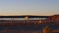 Pueblo Blanco, un oasis escondido entre el desierto patagónico y el lago Ramos Mexía. Pueblo Blanco, un oasis escondido entre el desierto patagónico y el lago Ramos Mexía.