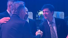 Macri y Santiago Caputo se saludaron y bromearon en la cena de Fundación Libertad