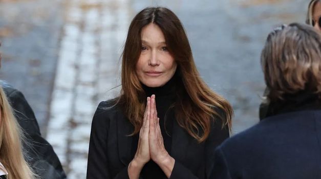 Carla Bruni, esta mañana, en la puerta de su domicilio en Villa Montmorency, París.