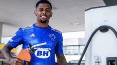 Wesley Gasolina en el surtidor, durante la producción. Wesley Gasolina en el surtidor, durante la producción.