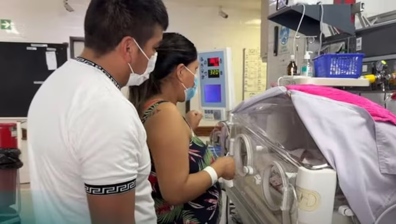 Los padres de las trigemelas en el sector de Neonatología.