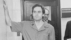 La historia de Ted Bundy, uno de los asesinos más sádicos y carismáticos del siglo XX. La historia de Ted Bundy, uno de los asesinos más sádicos y carismáticos del siglo XX.