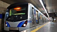 La pasajera agarró las cosas de la acusada y las tiró fuera del vagón. La pasajera agarró las cosas de la acusada y las tiró fuera del vagón.