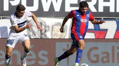 Ezequiel Cerutti, de San Lorenzo, escapa ante la marca de Pedro Silva. Ezequiel Cerutti, de San Lorenzo, escapa ante la marca de Pedro Silva.