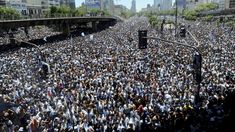 Una multitud copó las calles. Una multitud copó las calles.