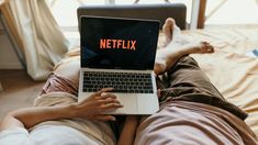 Entre la desesperación y lo ilegal: ¿qué serie pone en jaque a la moralidad y está dando que hablar en Netflix?.