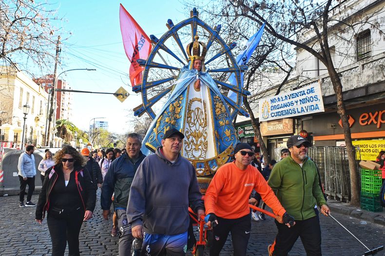 Miles de fieles peregrinan hacia la Basílica de Luján.