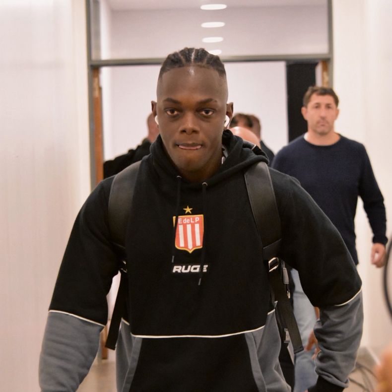 Edwin Cetré, de Estudiantes, en su llegada al estadio. Edwin Cetré, de Estudiantes, en su llegada al estadio.