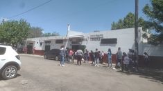 Uno de los delincuentes les puso precintos a las víctimas, se puso un barbijo y las revisó para llevarse sus pertenencias. Uno de los delincuentes les puso precintos a las víctimas, se puso un barbijo y las revisó para llevarse sus pertenencias.