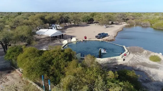 Unas termas naturales en Córdoba, que fueron descubiertas por casualidad cuando se buscaba crear un pozo.
