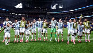 Los jugadores de la Selección celebraron el triunfo ante Egipto y el pase a cuartos.&nbsp;