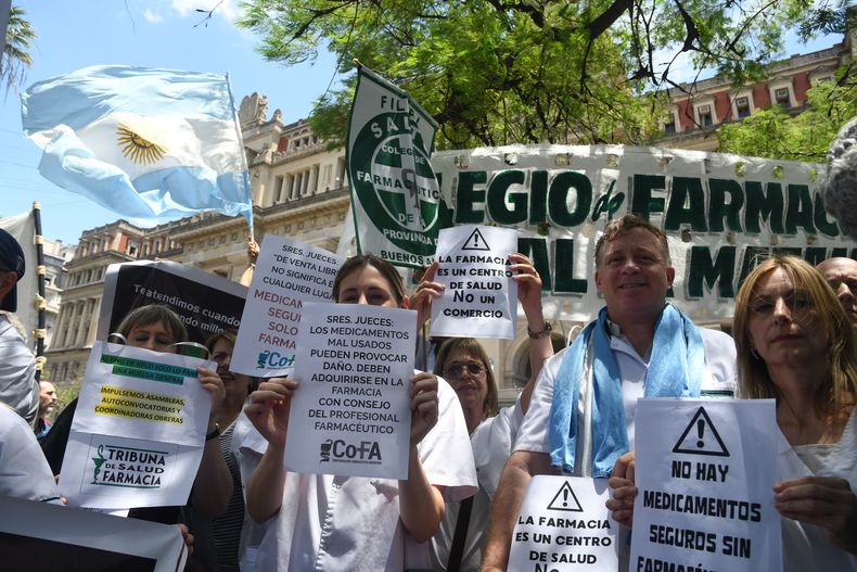 Los farmacéuticos reclaman que no se puede vender medicamentos en cualquier lado. Los farmacéuticos reclaman que no se puede vender medicamentos en cualquier lado.
