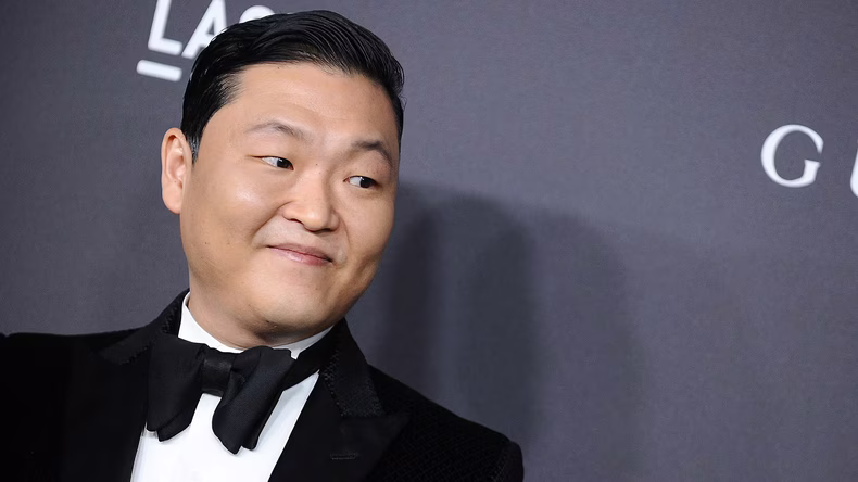 El artista surcoreano reconvirtió su carrera tras el éxito de “Gangnam Style”, enfocándose en la representación de nuevos talentos dentro de la industria musical.
