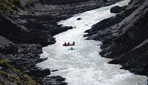 Tragedia en El Chaltén: tres turistas murieron luego del vuelco de una embarcación.