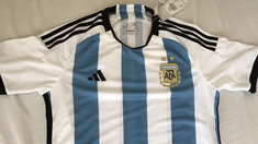 Cómo diferenciar la camiseta de Argentina trucha de la original. Cómo diferenciar la camiseta de Argentina trucha de la original.