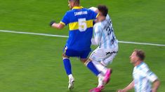 Zambrano, de Boca, golpeó a Maestro Puch en el área. Zambrano, de Boca, golpeó a Maestro Puch en el área.