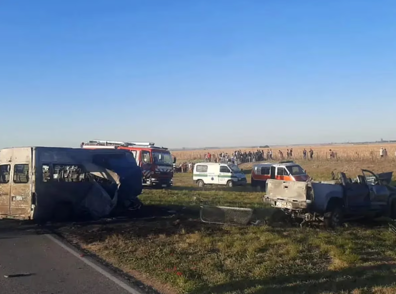 Brutal choque entre una combi que llevaba jugadores de fútbol y una camioneta en Córdoba: hay cinco muertos