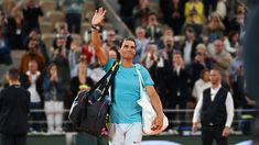 Rafa Nadal saluda a sus fans en Roland Garros. Rafa Nadal saluda a sus fans en Roland Garros.