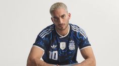 La camiseta tiene diferentes versiones. La camiseta tiene diferentes versiones.