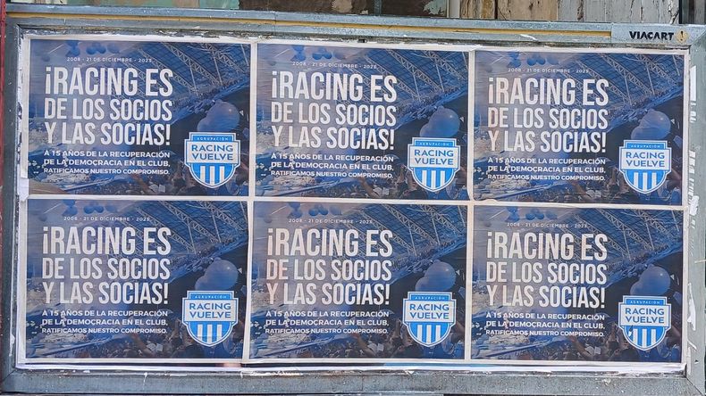 Los cartes de Racing Vuelve que recuerdan el aniversario.
