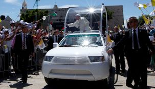El papamóvil contará con médicos y personal sanitario que atenderán a los niños de los rincones más aislados de Gaza. El papamóvil contará con médicos y personal sanitario que atenderán a los niños de los rincones más aislados de Gaza.