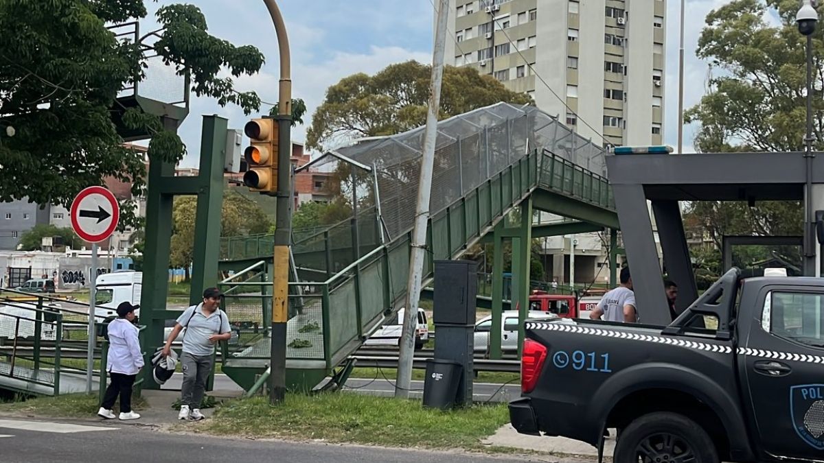 Un camión chocó y derrumbó parte de un puente peatonal sobre la General Paz: no hay heridos